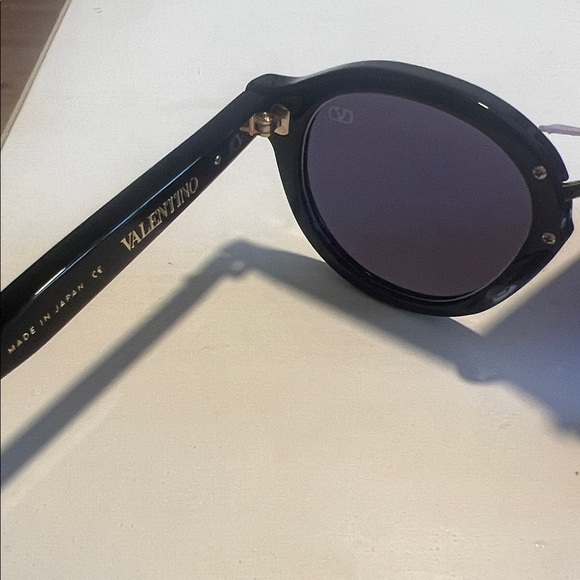 NWT-Valentino By Mario Valentino Round Black and Gold Sunglasses - Picture 7 of 8